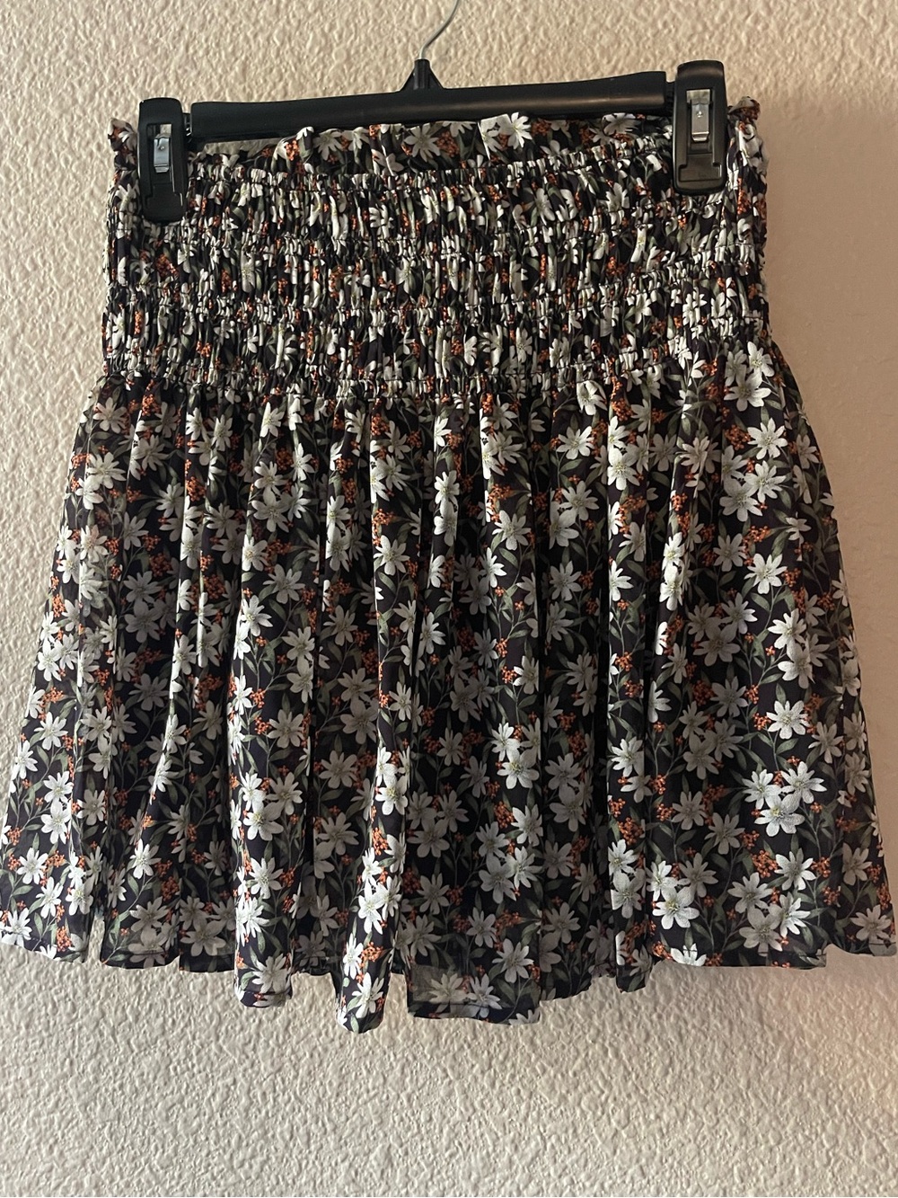 eesome Black Mini Skirt with White Daisy Print
